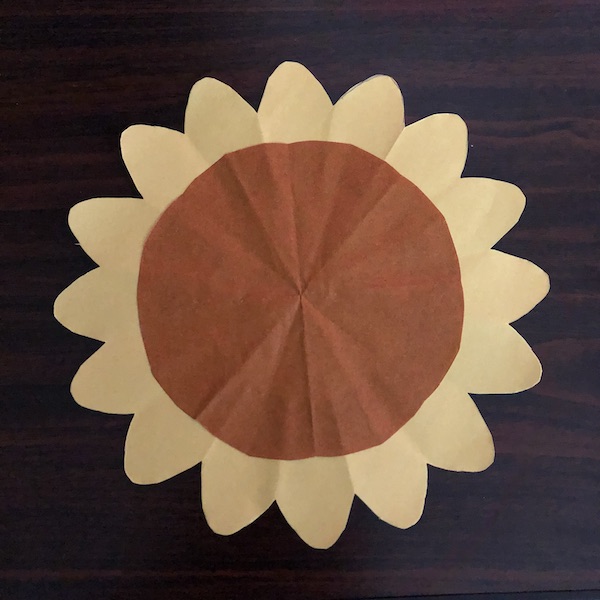8月の折り紙ひまわりの切り絵は簡単 子どもと作りたい夏のお花 子供と楽しむ折り紙 工作