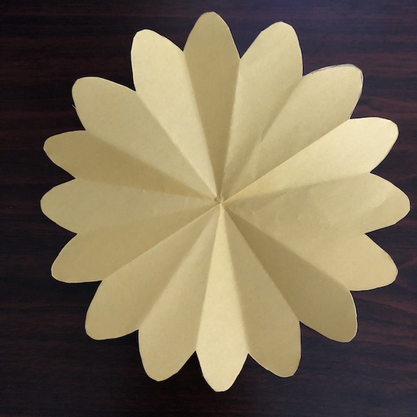 8月の折り紙ひまわりの切り絵は簡単 子どもと作りたい夏のお花 子供と楽しむ折り紙 工作