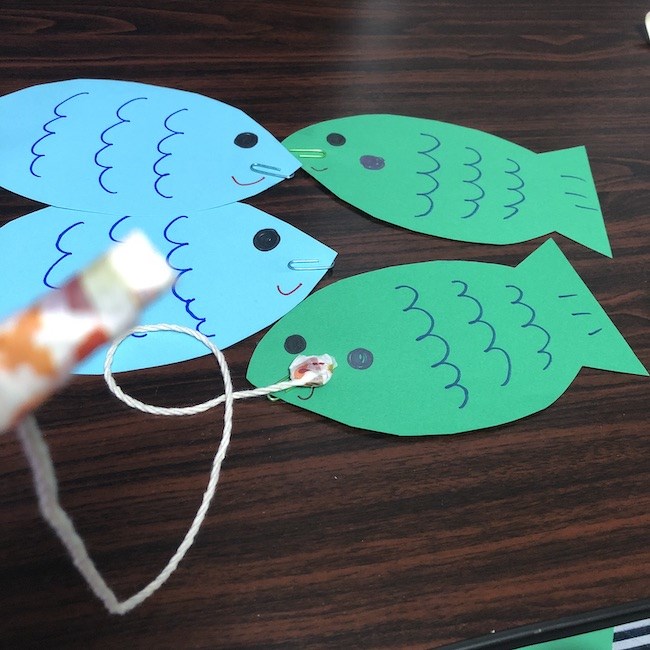 画用紙とマスキングテープで色とりどりの魚・釣り竿を作って楽しもう！