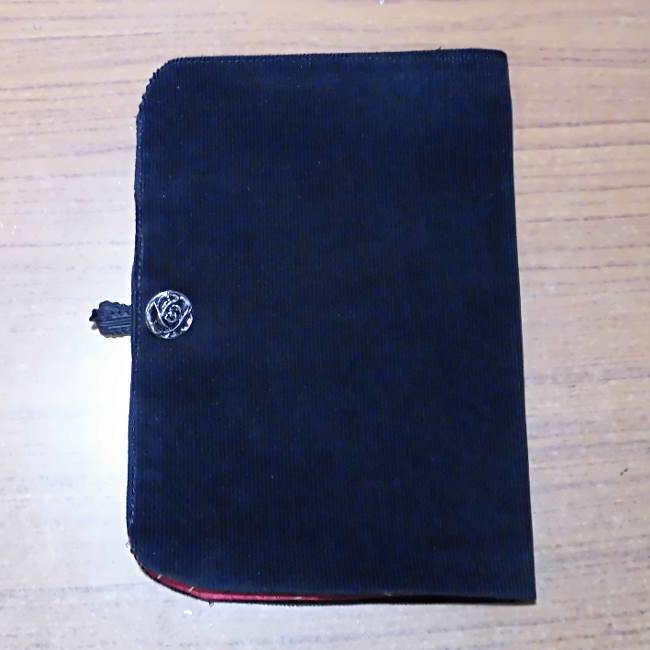 マスクケース 二つ折り の作り方縫い方 布で簡単に手作りできるボタン付きおしゃれポーチ 子供と楽しむ折り紙 工作