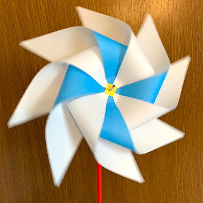 風車 折り紙２枚使用でかわいい 二色の風車の折り方 作り方 鯉のぼりの先につけてもok 子供と楽しむ折り紙 工作