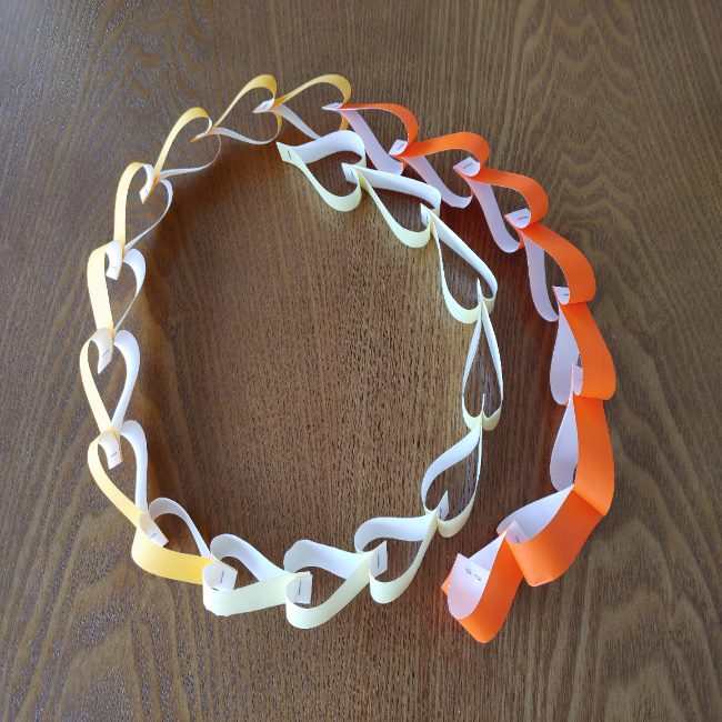 折り紙 ハートをつなげる ネックレスの作り方 かわいいガーランドとしてバレンタインの飾りつけにも 子供と楽しむ折り紙 工作