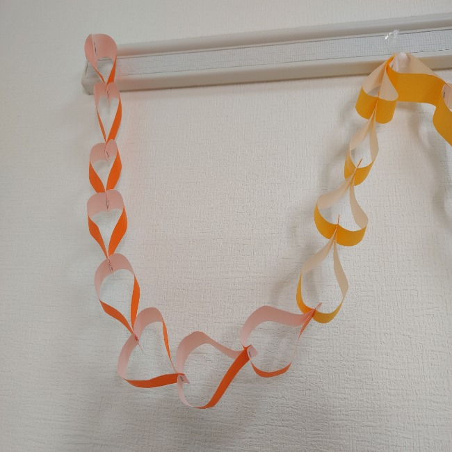 折り紙 ハートをつなげる ネックレスの作り方 かわいいガーランドとしてバレンタインの飾りつけにも 子供と楽しむ折り紙 工作