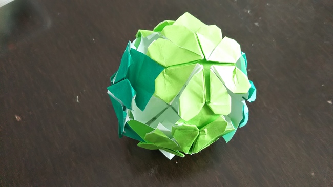 折り紙のくす玉は簡単♪６枚の色を変えてクローバーにも！