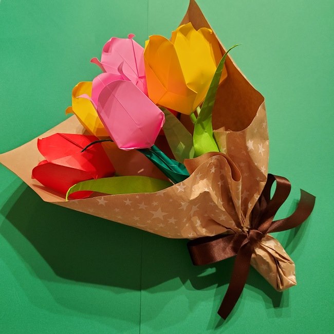 折り紙でチューリップをラッピングする方法 かわいい花束を綺麗に包装 子供と楽しむ折り紙 工作