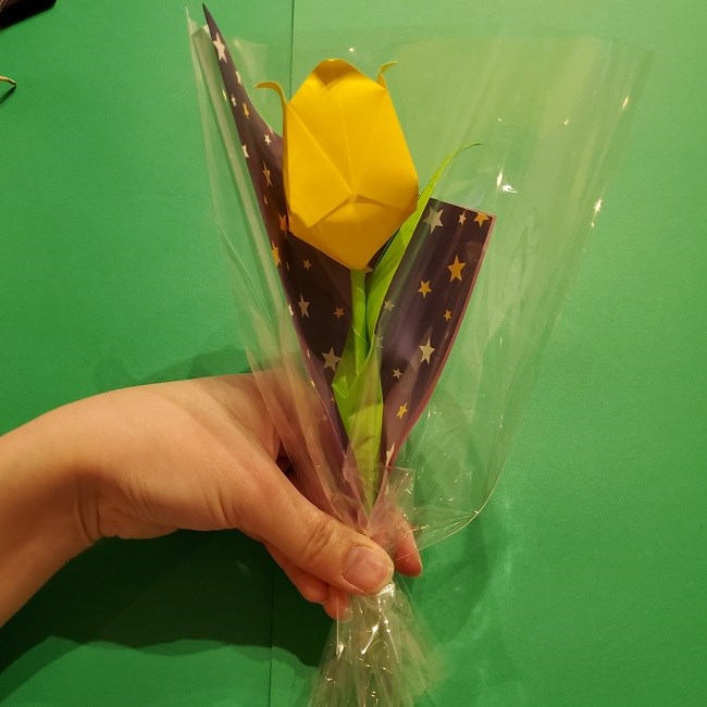 折り紙でチューリップをラッピングする方法 かわいい花束を綺麗に包装 子供と楽しむ折り紙 工作