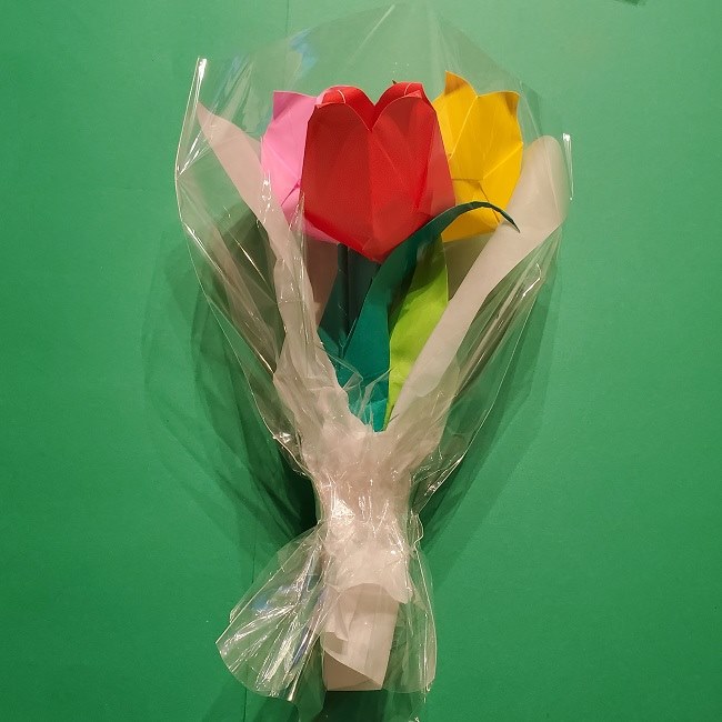 折り紙でチューリップをラッピングする方法 かわいい花束を綺麗に包装 子供と楽しむ折り紙 工作