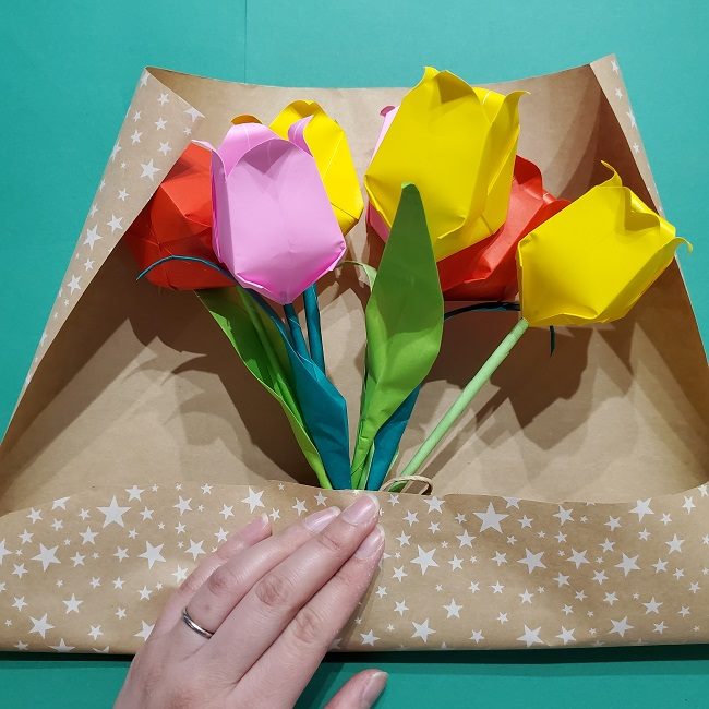 折り紙でチューリップをラッピングする方法 かわいい花束を綺麗に包装 子供と楽しむ折り紙 工作