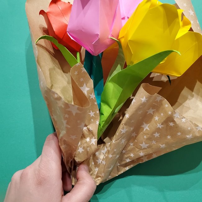 折り紙でチューリップをラッピングする方法 かわいい花束を綺麗に包装 子供と楽しむ折り紙 工作