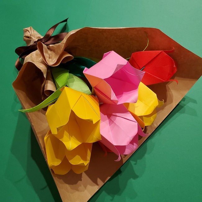 折り紙でチューリップをラッピングする方法 かわいい花束を綺麗に包装 子供と楽しむ折り紙 工作
