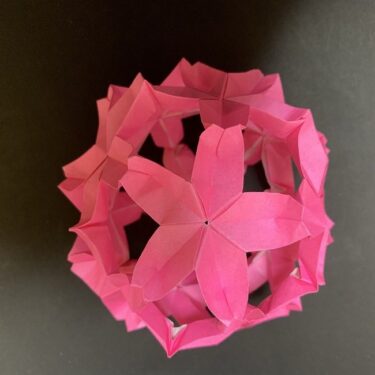 桜の折り紙 立体的なくす玉の折り方作り方 簡単かわいい春のつるし飾り 子供と楽しむ折り紙 工作