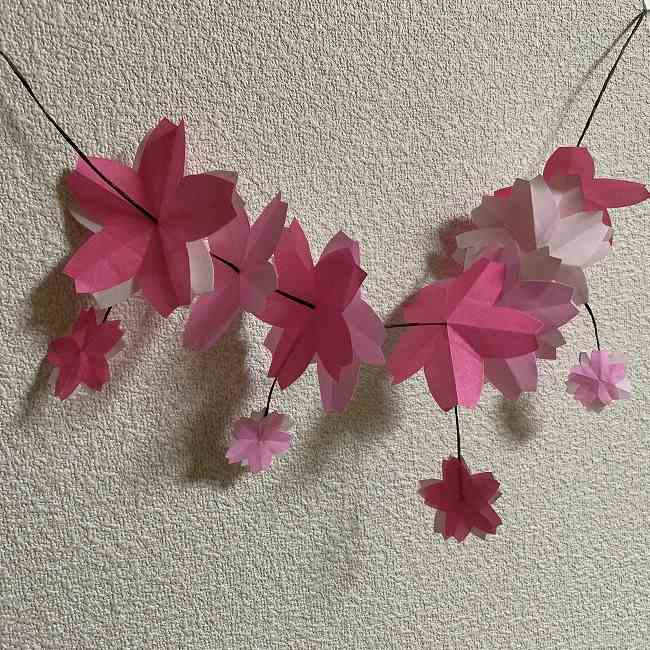 桜の装飾 折り紙ガーランドの作り方 卒園式や卒業式にも 簡単かわいい春のディスプレイ 子供と楽しむ折り紙 工作