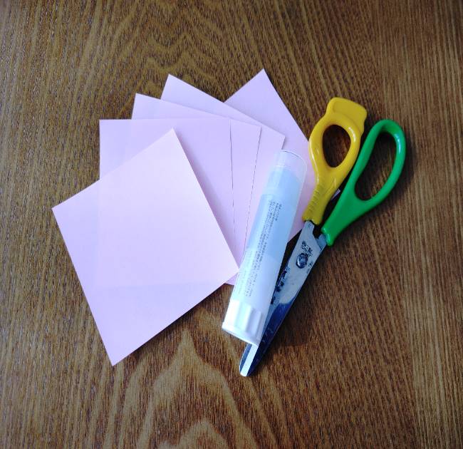 1つの桜を折り紙5枚で作ります