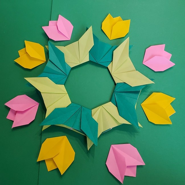折り紙 チューリップのリースの作り方 (31)