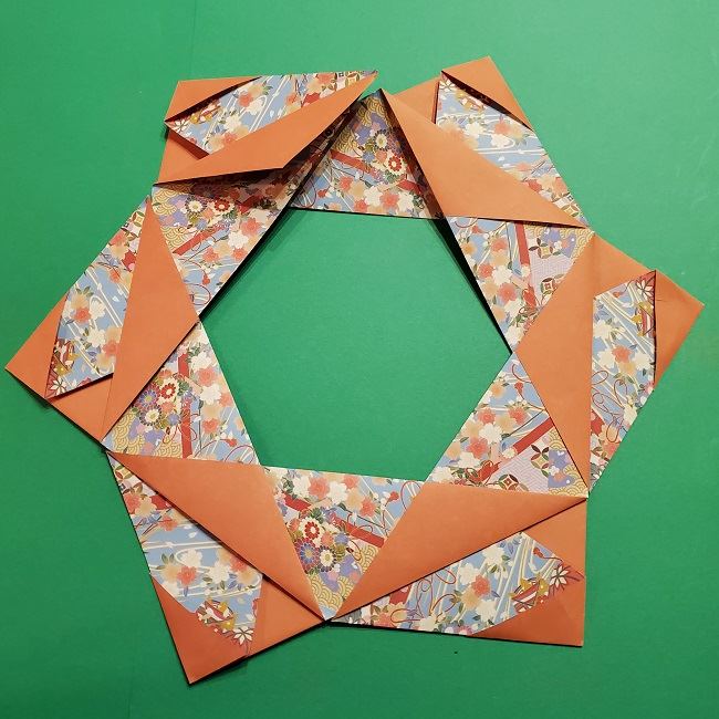 折り紙 桜の立体的なリースの作り方 (26)