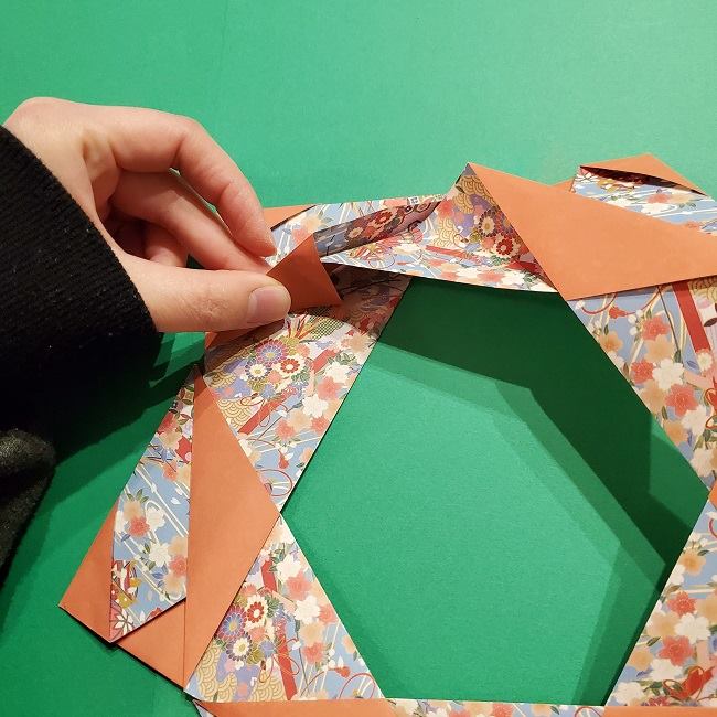 折り紙 桜の立体的なリースの作り方 (27)