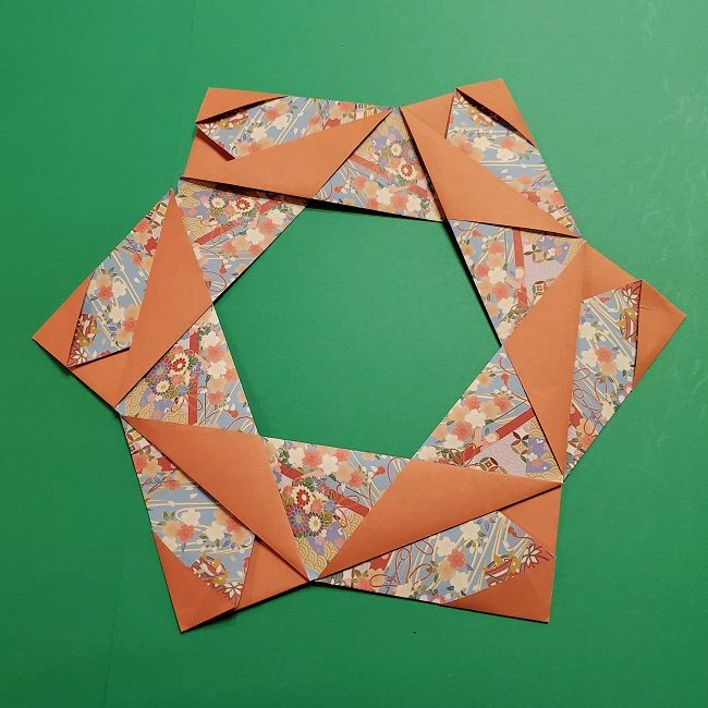 折り紙 桜の立体的なリースの作り方 (28)