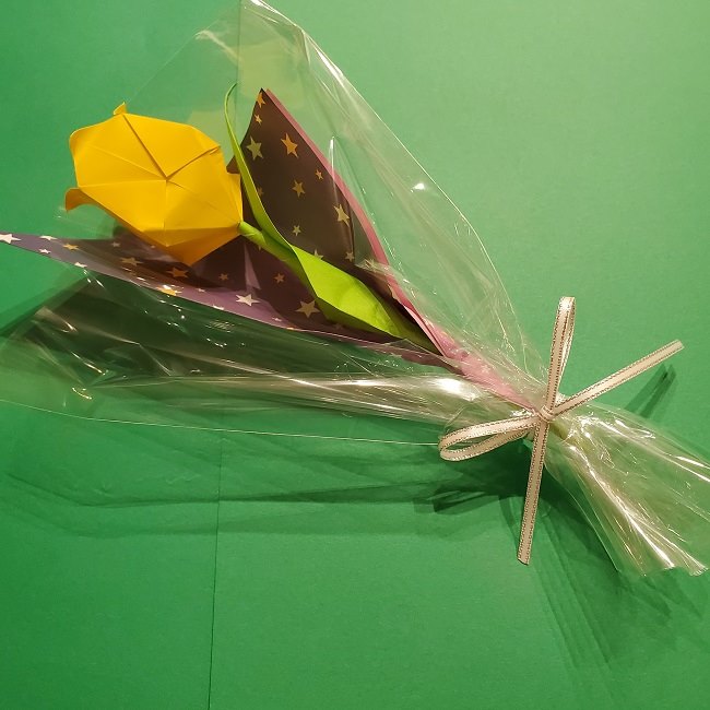 折り紙でチューリップの葉と茎をつくればプレゼントもできる♪