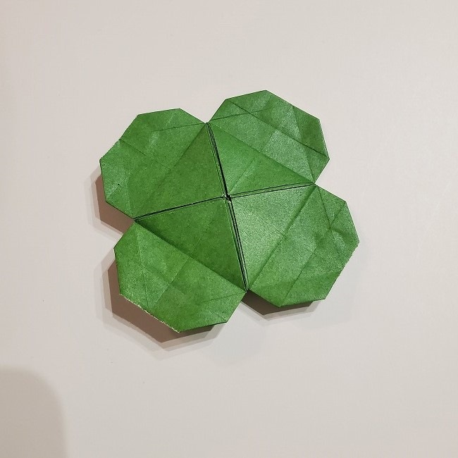 クローバー 折り紙4枚でつくる折り方作り方 子供でも簡単な四つ葉 子供と楽しむ折り紙 工作