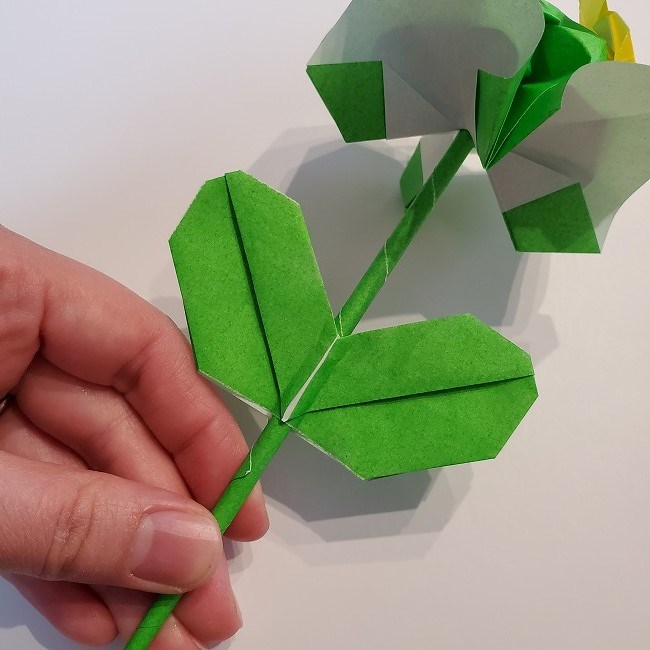 菜の花の折り紙 葉っぱと茎の作り方・折り方3完成 (6)