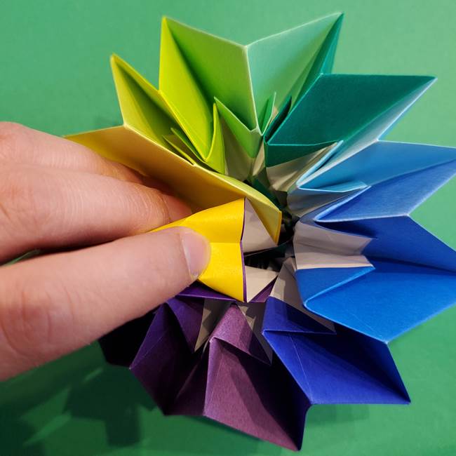 8月の折り紙 花火 12枚で作る作り方折り方 形が変化する立体的で豪華な夏飾り 子供と楽しむ折り紙 工作