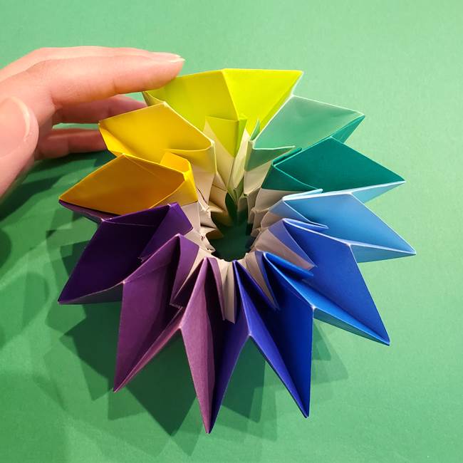 8月の折り紙 花火 12枚で作る作り方折り方 形が変化する立体的で豪華な夏飾り 子供と楽しむ折り紙 工作