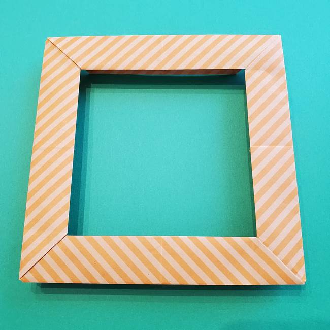 朝顔の折り紙で壁画を制作 立体感ある季節の壁面フレームはデイサービスにも最適 子供と楽しむ折り紙 工作