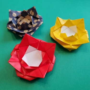 母の日の折り紙 バラの花の簡単な作り方 可愛いプレゼントを手作り 子供と楽しむ折り紙 工作