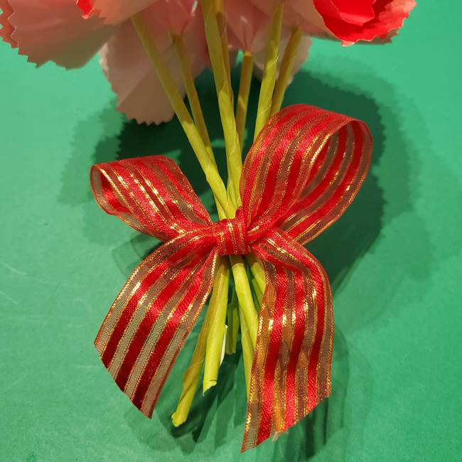 折り紙でつくる母の日用の難しいカーネーションの立体花束の作り方(31)