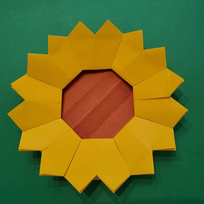 ひまわりの折り紙 簡単で子供も作れる作り方 保育園8月平面製作に8枚の花びらの向日葵 子供と楽しむ折り紙 工作