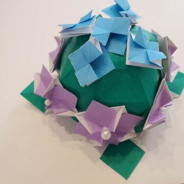 ガクアジサイの折り紙 折り方作り方 立体的でかわいい梅雨の折り紙 子供と楽しむ折り紙 工作