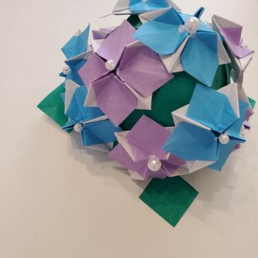 ガクアジサイの折り紙 折り方作り方 立体的でかわいい梅雨の折り紙 子供と楽しむ折り紙 工作