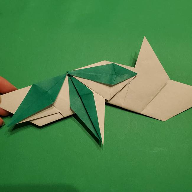 折り紙 笹の葉リースの作り方③組み合わせて完成(16)