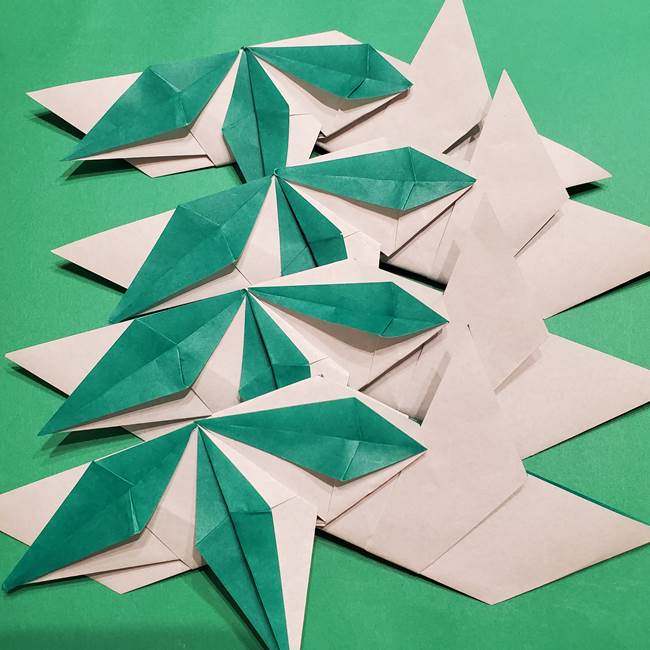 折り紙 笹の葉リースの作り方③組み合わせて完成(18)