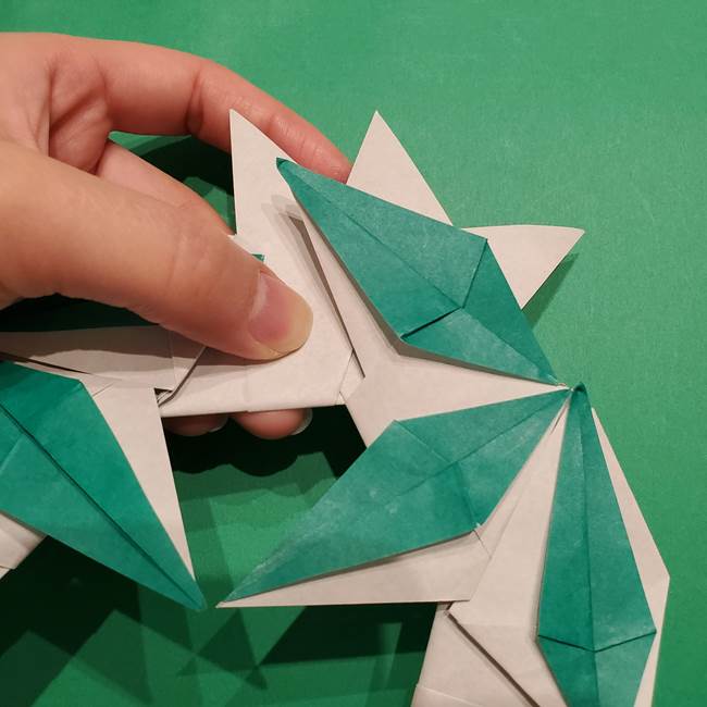 折り紙 笹の葉リースの作り方③組み合わせて完成(20)
