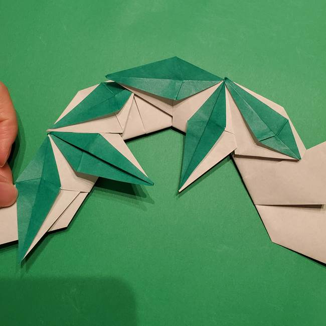折り紙 笹の葉リースの作り方③組み合わせて完成(27)