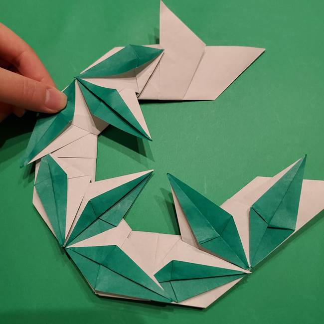 折り紙 笹の葉リースの作り方③組み合わせて完成(29)