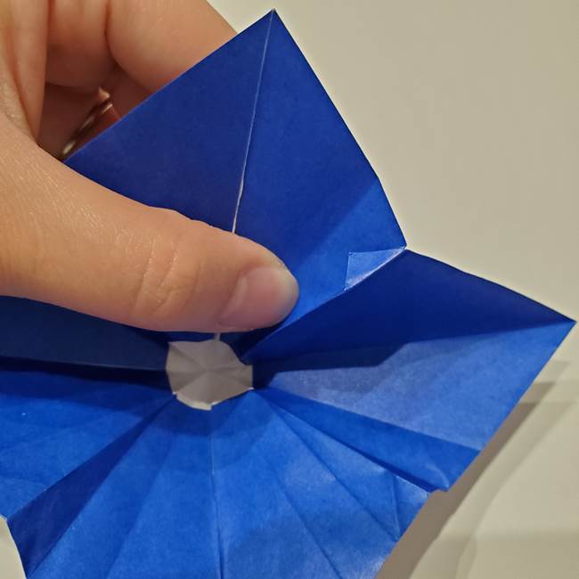 桔梗の花を折り紙一枚で立体的につくる折り方(32)