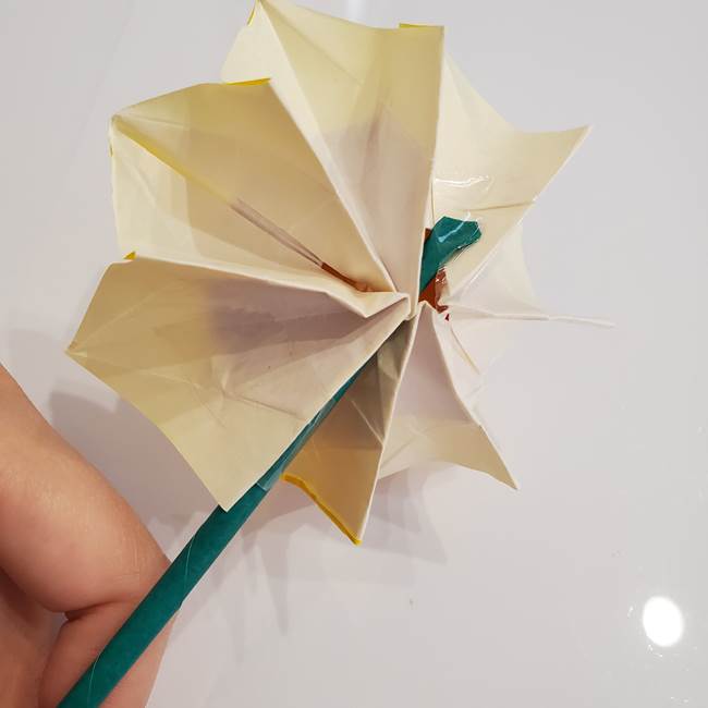 ひまわりの折り紙 立体的な葉っぱと茎の折り方 子供でも簡単な作り方 子供と楽しむ折り紙 工作