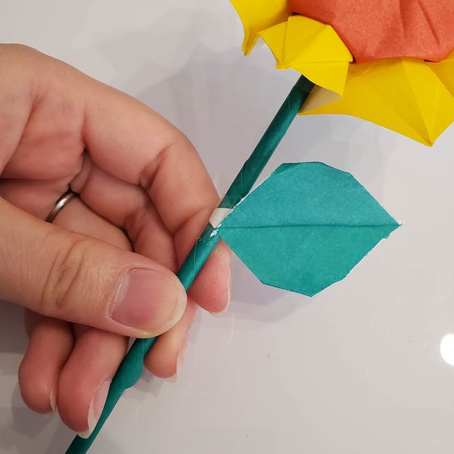 ひまわりの折り紙 立体的な葉っぱと茎の折り方作り方⑤葉のつけ方(2)