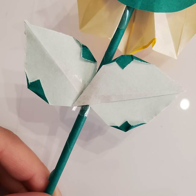 ひまわりの折り紙 立体的な葉っぱと茎の折り方作り方⑤葉のつけ方(3)