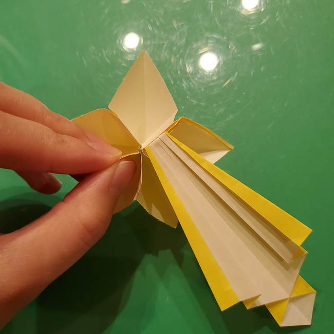 ③パーツを止めたら折り紙の流れ星の完成！(4)