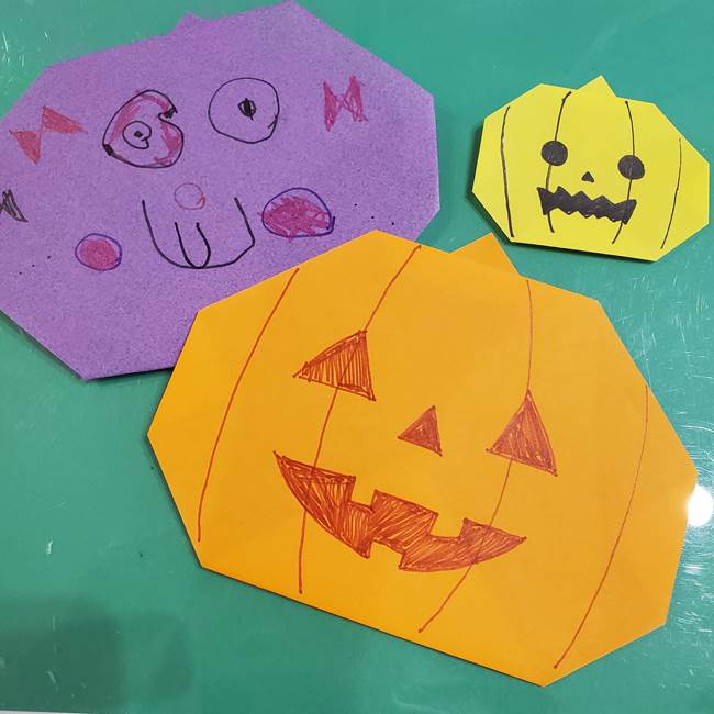 かぼちゃの折り紙は簡単！3歳児だけでなく2歳児から挑戦できる？
