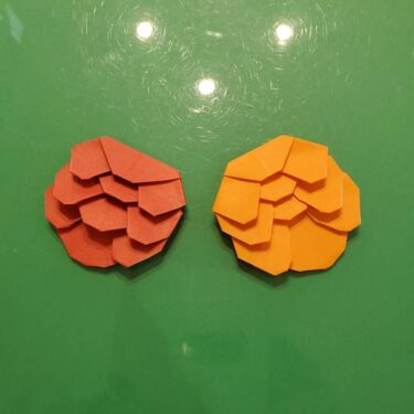 松ぼっくりの折り紙 平面で簡単な作り方折り方☆子供と秋に松かさ製作♪