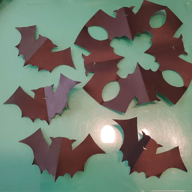 ハロウィンの折り紙 切り絵のコウモリの切り方折り方 簡単で今すぐできる飾りつけ 子供と楽しむ折り紙 工作