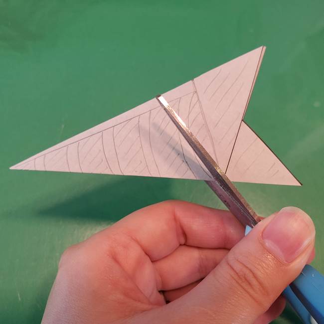 蜘蛛の巣の折り紙 切り絵の切り方折り方 ハロウィン感満載でかわいい壁面飾り 子供と楽しむ折り紙 工作