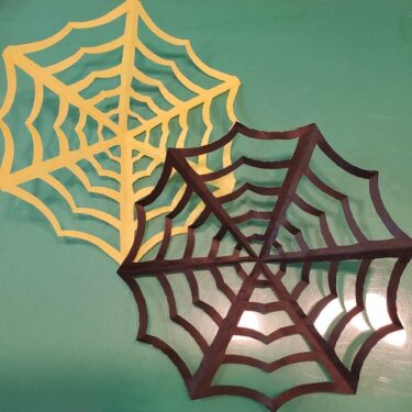 蜘蛛の巣の折り紙 切り絵の切り方折り方 ハロウィン感満載でかわいい壁面飾り 子供と楽しむ折り紙 工作