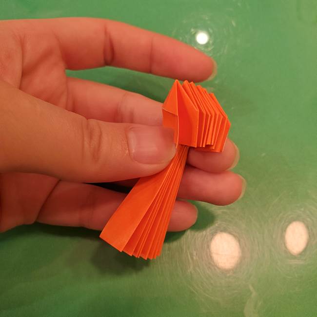 かぼちゃの折り紙 立体で難しいジャックオーランタンの折り方作り方②折る(8)