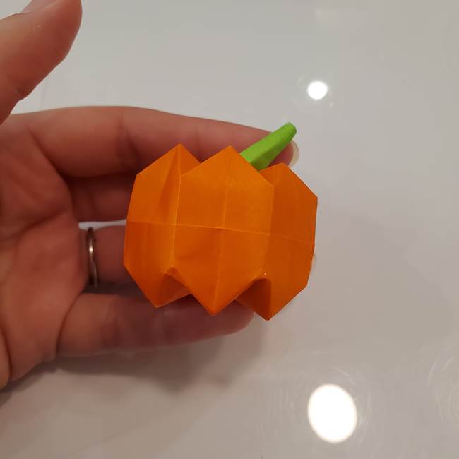かぼちゃの折り紙 立体で難しいジャックオーランタンの折り方作り方③へた(21)
