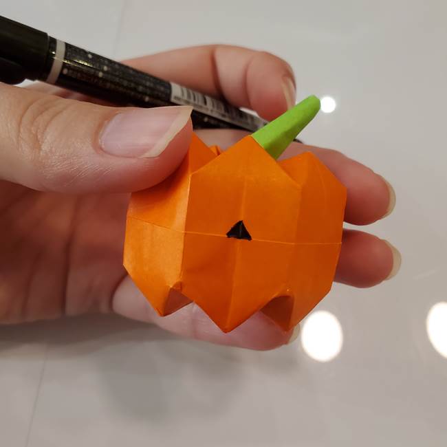かぼちゃの折り紙 立体で難しいジャックオーランタンの折り方作り方④顔(2)